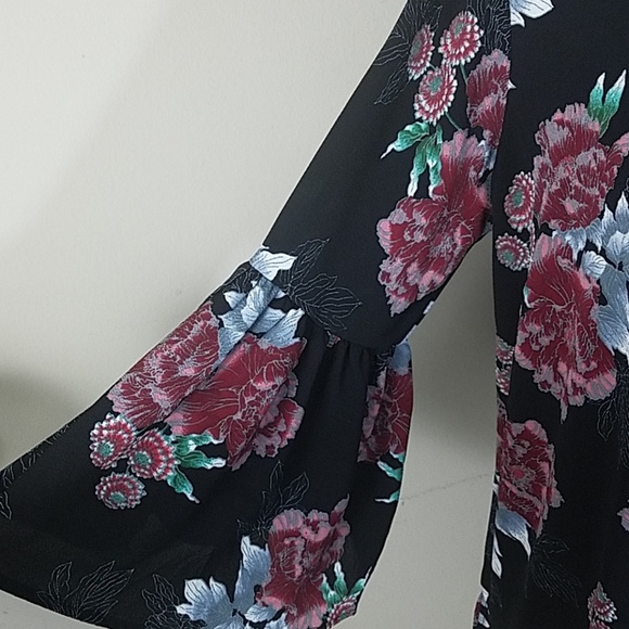 Bodeau, 0032 blk floral top w/bell sleeves, size M - Picture 3 of 7